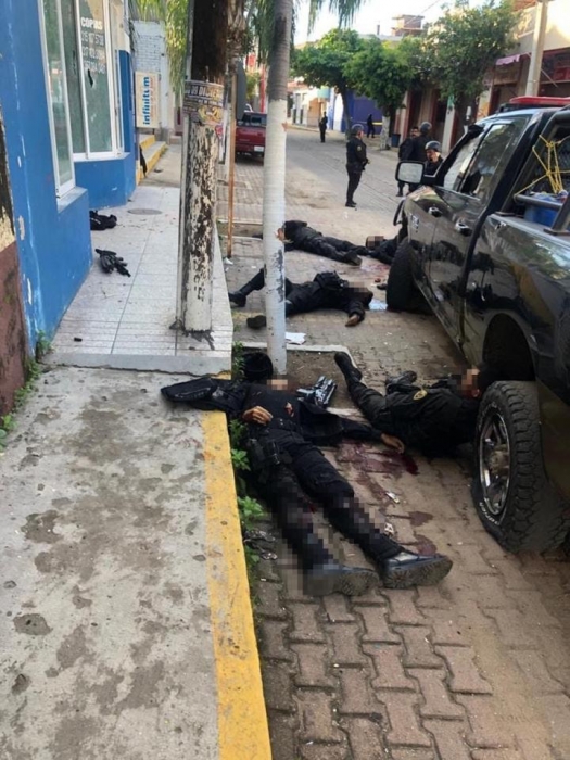 На страшных фото тела шести мексиканских полицейских, застреленных бандой, пытавшейся освободить заключенного