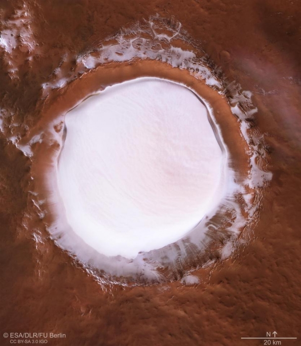 Колоссальная наполненная снегом или льдом кальдера диаметром 90 км обнаружена на Марсе