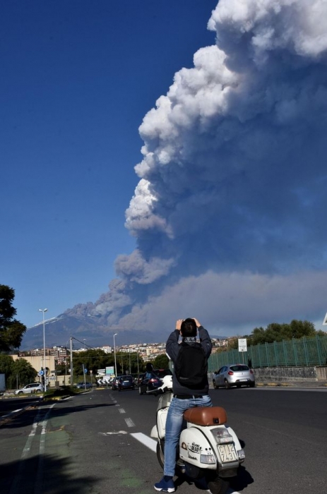 Вулкан Этна извергается, выбросив облако пепельного газа и вызывая опасность для самолетов