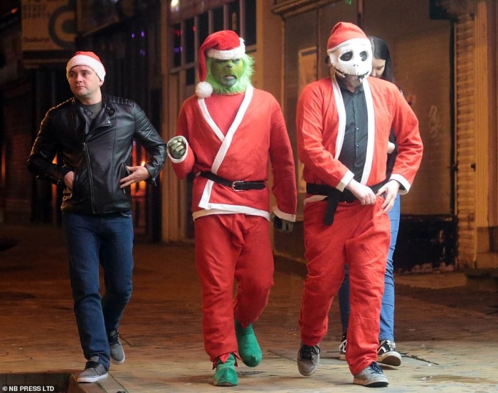 Упавший Санта Клаус, когда пьяные люди в канун Рождества вывалили на улицы Блэкпула. Завтра их ждет головная боль