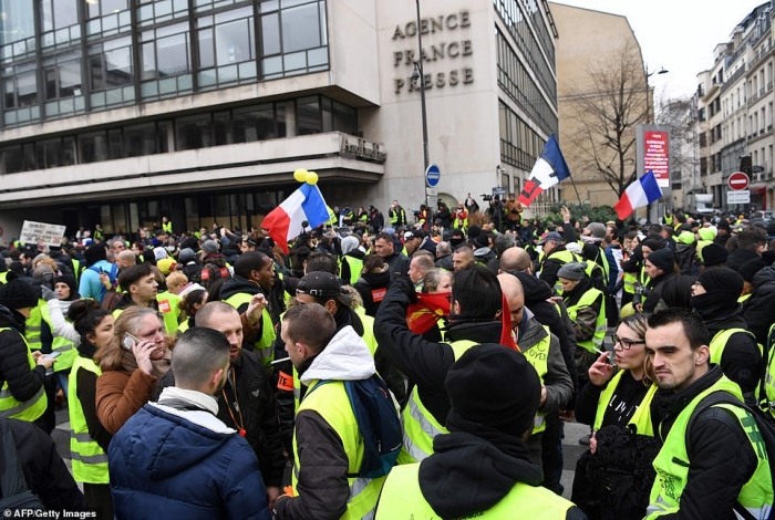Франция снова горит, когда полиция травит слезоточивым газом активистов Жёлтых жилетов