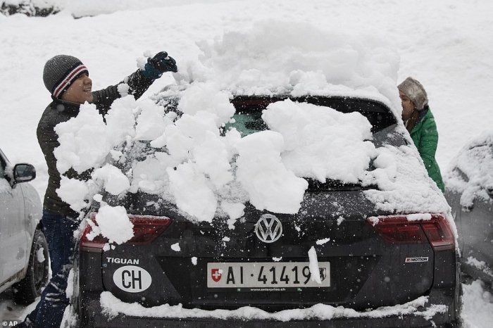 3 лыжника погибло в австрийских Альпах, поскольку самый тяжелый за последние 30 лет снегопад продолжает поражать Европу
