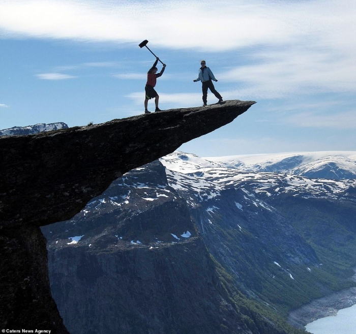 Смельчак выполняет сальто и другие храбрые трюки на скалистом языке знаменитого норвежского тролля