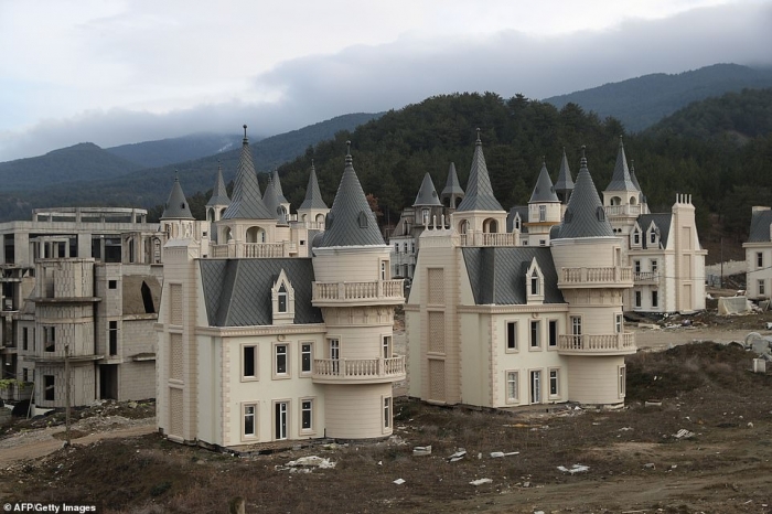 В результате спада в турецкой собственности сотни замков погибли на самом странном жилищном строительстве в мире