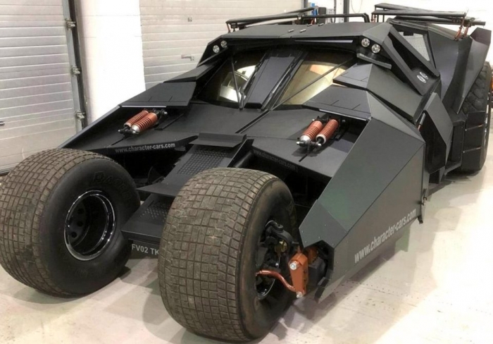 Рабочий Бэтмобиль построенный из базового спортивного автомобиля Toyota MR2, продаётся за £ 120 000.