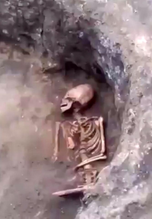 На фото мы видим скелет инопланетной женщины с яйцевидной головой, найденной в могильнике бронзового века