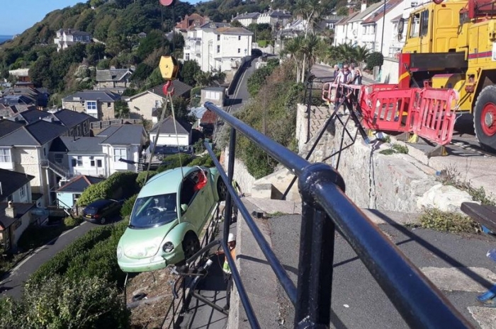 Женщина так напилась, что не помнит, как она спустила свою машину с 9-метровой скалы