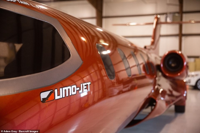 Удивительный лимузин Learjet представлен после 12-летней переделки. Самолет стал «ночным клубом на колесах»