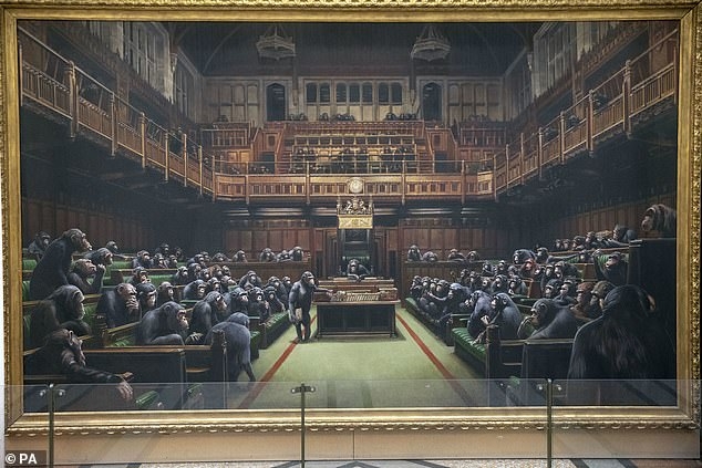 Художник Бэнкси издевается над депутатами, выставив свою работу «Парламент шимпанзе», чтобы показать то, что стало бы «Днем Брексита»