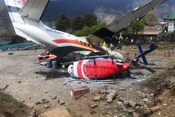 Три человека погибли, когда самолет врезался в вертолет в «самом опасном аэропорту мира»