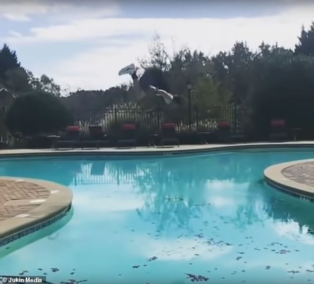 Мужчина делает невероятный прыжок через бассейн на камеру