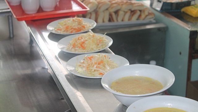 Вместо свалки в школьную столовую: в Томской области детей кормят просрочкой