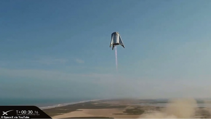 Взгляните, как прототип Starhopper Элона Маска поднимается на 150 метров над пусковой площадкой и садится в облаке дыма