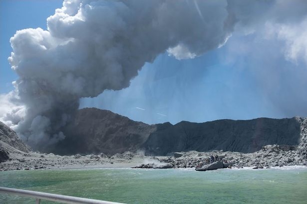 Извержение новозеландского вулкана убивает пятерых туристов, пропавших без вести в ходе спасательной операции