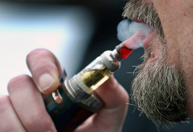 Курильщиков, переходящих на электронные сигареты, «в два раза чаще разбивает инсульт», предупреждает исследование