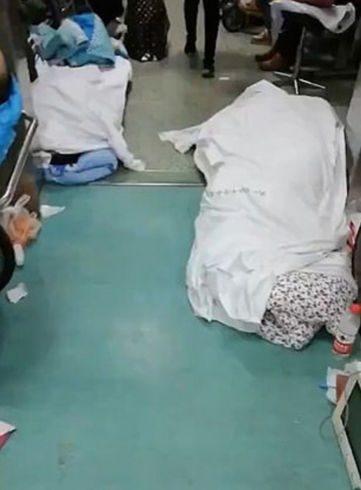 «Мы все умрём», - говорит медсестра в коридоре больницы, заваленном трупами