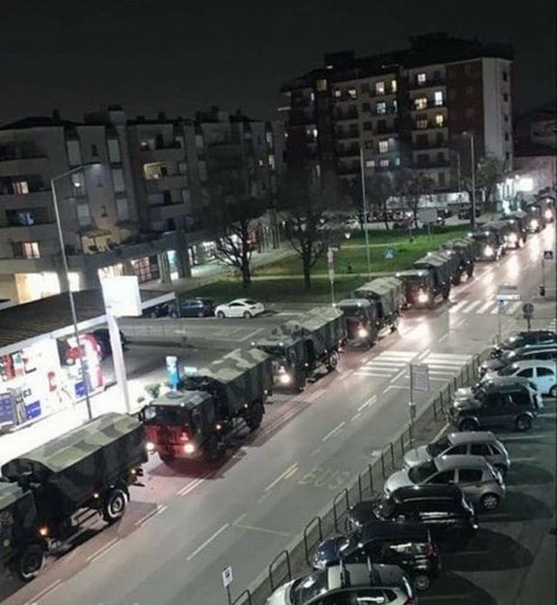 Десятки армейских грузовиков везут трупы жертв коронавируса для кремации по мере заполнения моргов