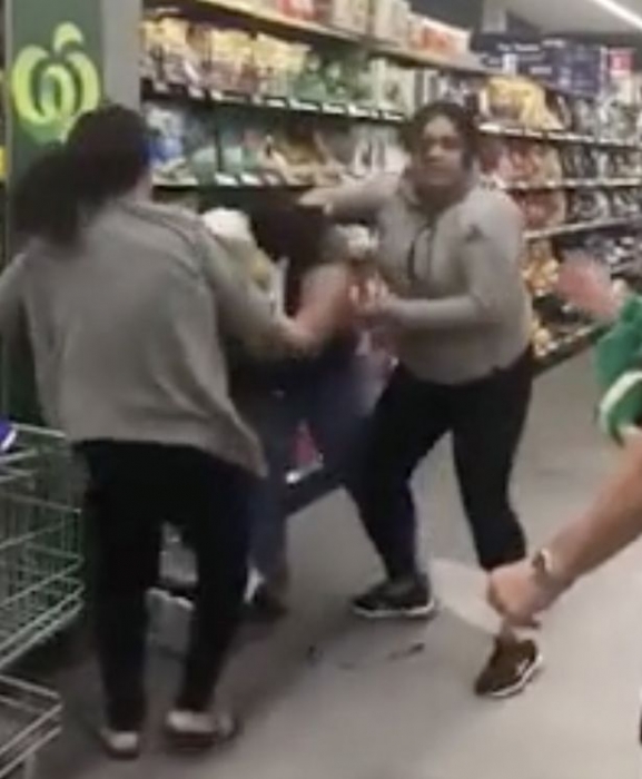 Паника из-за COVID-19, когда две женщины подрались из-за туалетной бумаги в супермаркете в Австралии.