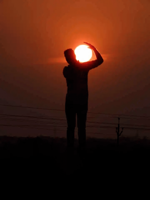На фото парень поймал солнце, а фотограф сделал картинки, запечатлев моменты, когда солнце было в руках у мужчины