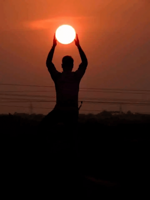 На фото парень поймал солнце, а фотограф сделал картинки, запечатлев моменты, когда солнце было в руках у мужчины