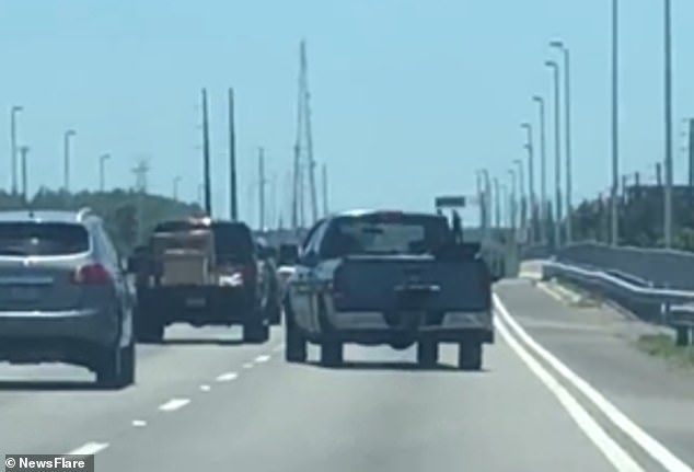 Шокирующий момент: машина бросает вызов физике и едет по диагонали по шоссе Флориды