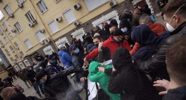 Путь в Европу: взрывы в центре Киева, массовые драки и застреленный депутат парламента