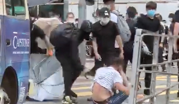 Гонконгские протестующие избили юриста