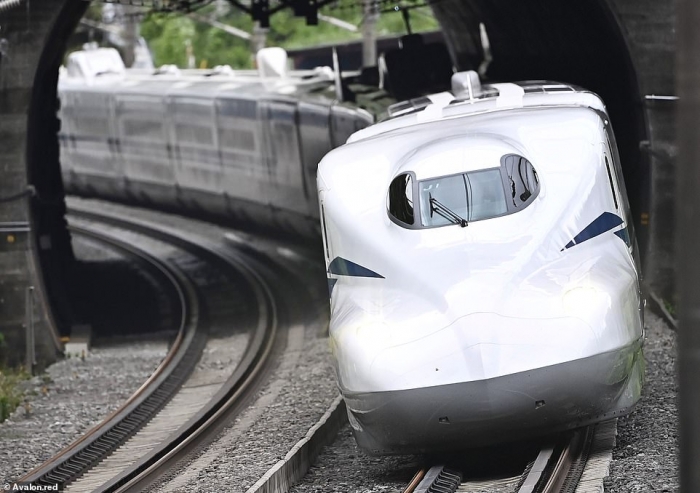 В Японии запустили невероятный скоростной состав, развивающий скорость 359 км/час. Он может «сбежать» от землетрясения