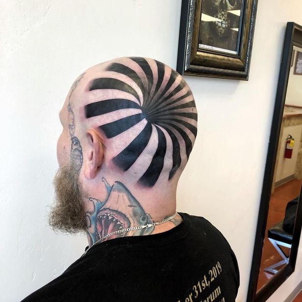 Экстремальная татуировка в виде оптической иллюзии. Лысая голова мужчины превращается в зияющую дыру