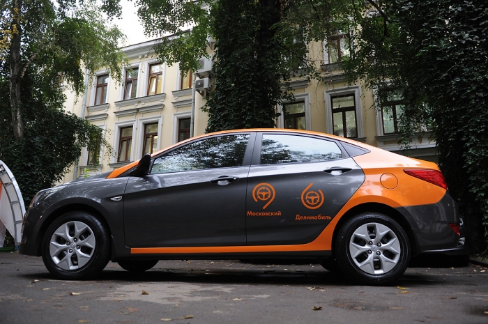 Многие молодые люди в России давно пытаются выяснить, что выгоднее своя машина или каршеринг, или такси