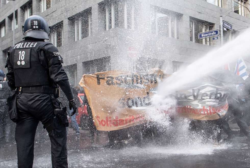 Что происходит в европе. Полиция Франкфурта. Полиция ФРГ водометы. Полиция в Германии с водометами. Водомёты в Германии.