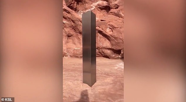 Представители дикой природы обнаружили таинственный 3,5-метровый металлический монолит, стоящий посреди пустыни штата Юта