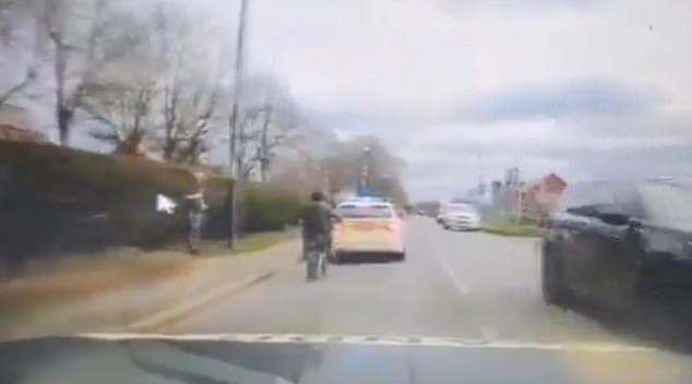 Мотоциклист врезается в полицейскую машину, перелетает через руль, так как не смог остановиться