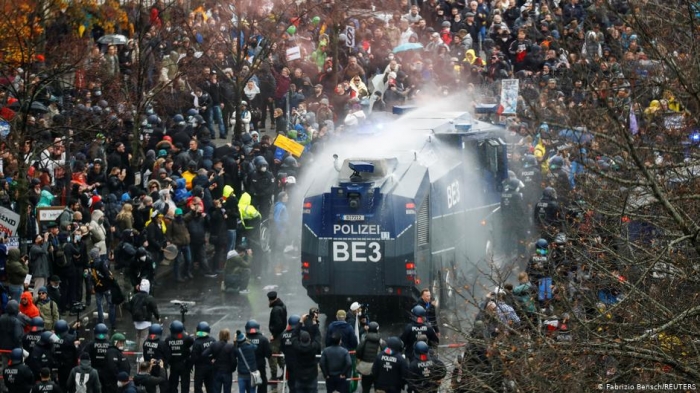 Водомётом в ноябре: полиция Германии жестоко разгоняет митинги
