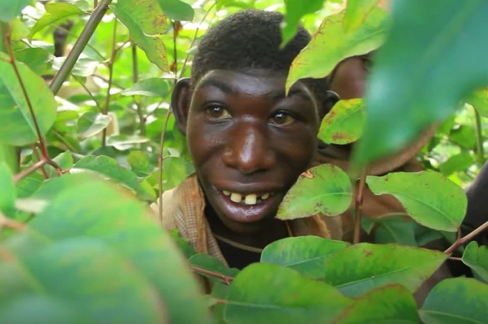 Настоящий Маугли, который живет в джунглях среди диких животных, ест траву и не может говорить