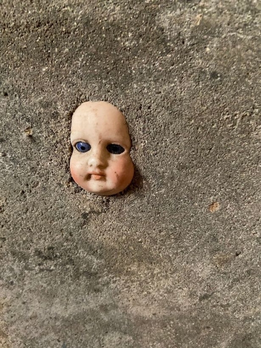 Домовладелице сказали «немедленно съезжать», так как она нашла жуткую куклу, спрятанную в стене