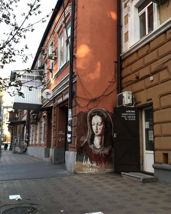 Художница из Ростова-на-Дону написала портрет ростовской Мадонны на стене старинного здания в городе
