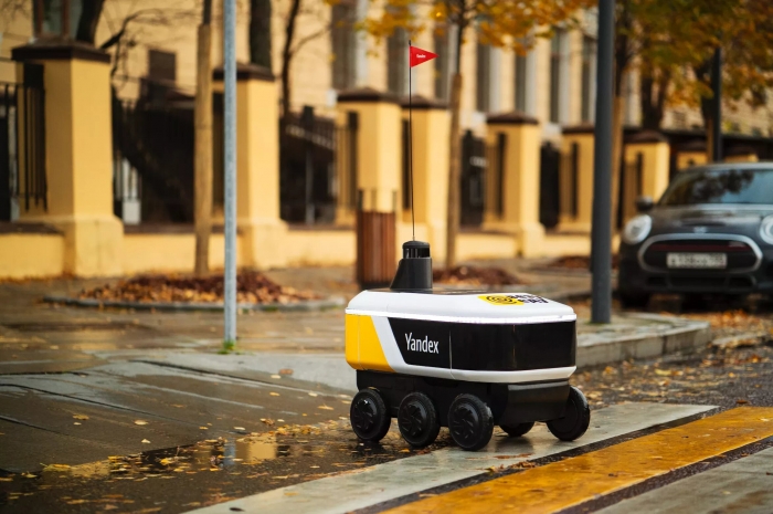 Яндекс то ли стал сам выпускать, то ли закупил самодвижущихся роботов для доставки Яндекс-еды