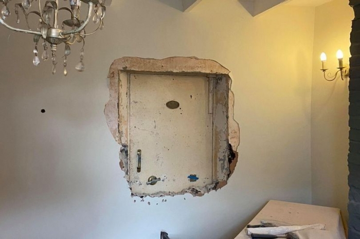 Владелец жуткого дома с привидениями был ошеломлен, обнаружив скрытую дверь внутри стены