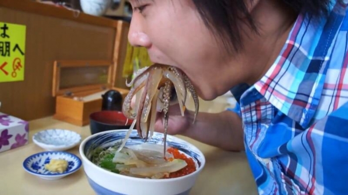 Секрет японского блюда «Танцующий кальмар», в котором находится безголовый кальмар, извивающийся в вашей тарелке