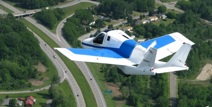 Первая в мире летающая машина может двигаться на скорости 160 км в час и подниматься до высоты 3000 метров, признана годной для полётов