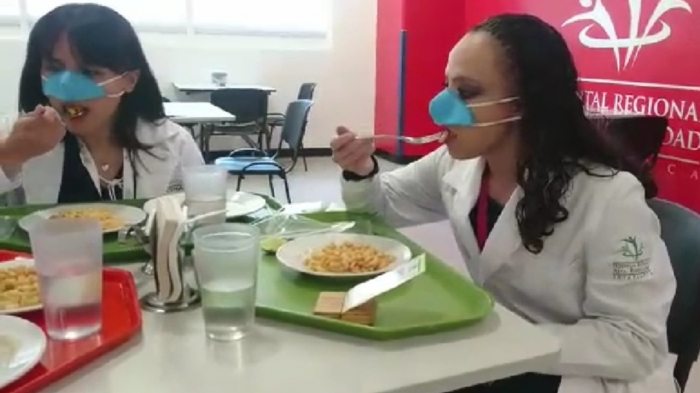 Мексиканская маска, предназначенная для защиты от Ковид-19 во время еды