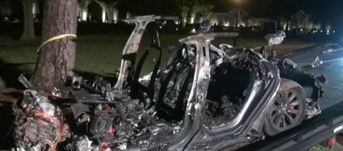 Автомобиль Тесла в момент аварии убил двоих человек. Машина была на автопилоте, а за рулем никого не было. Тесла врезалась в дерево и загорелась