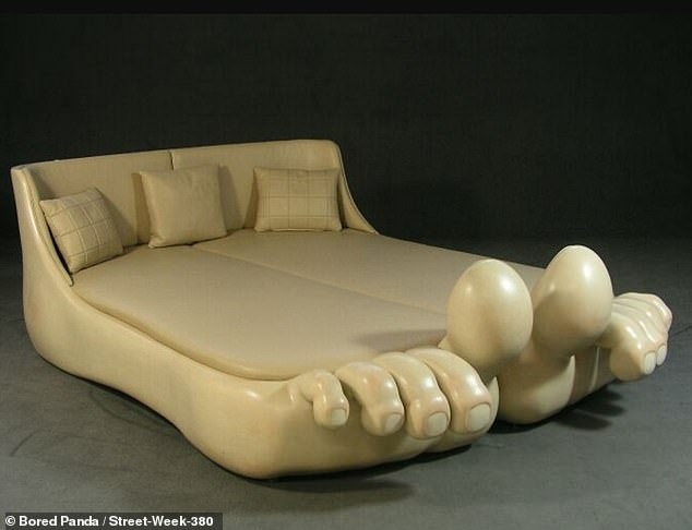 Кто решил, что это хорошая идея? Ужасный дизайн, который нравится только людям без вкуса. Посмотрите только на эту кровать с пальцами!