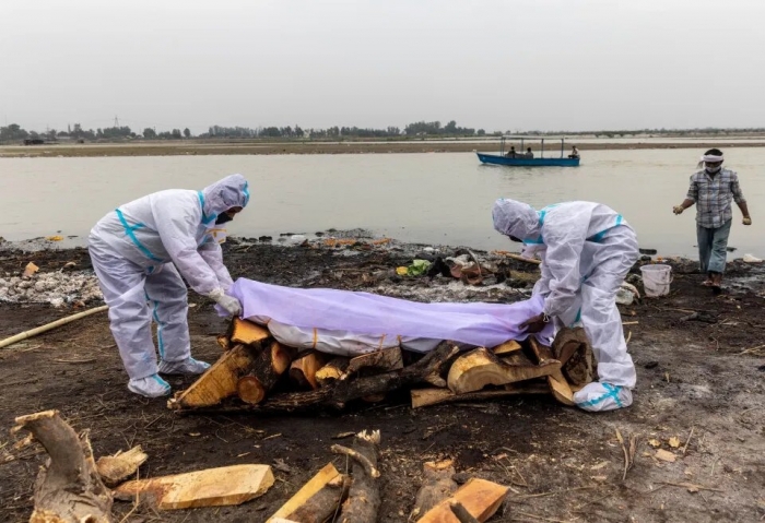 Десятки «зараженных Ковидом» тел, найденных в реке Ганг в Индии, распространяют опасное заболевание в стране