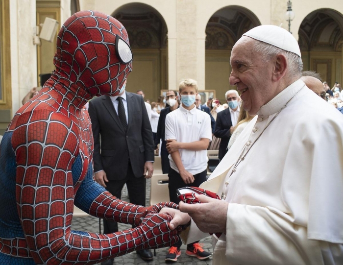 Римский папа Франциск встретил «супергероя» в костюме Человека-Паука в Ватикане