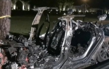   Автомобиль Тесла в момент аварии убил двоих человек. Машина была на автопилоте, а за рулем никого не было. Тесла врезалась в дерево и загорелась