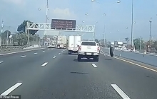   Ужасный момент оторвавшееся колесо от грузовика врезается в ветровое стекло автомобиля в Таиланде