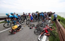   Гонка Джиро д'Италия была остановлена. Прибыли машины скорой помощи на место происшествия, а 4 велосипедиста вынуждены были прервать гонку