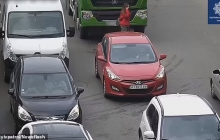   Шокирующий момент женщина, отвлекшаяся на свой мобильный телефон в Киеве, была сбита бетономешалкой при переходе дороги